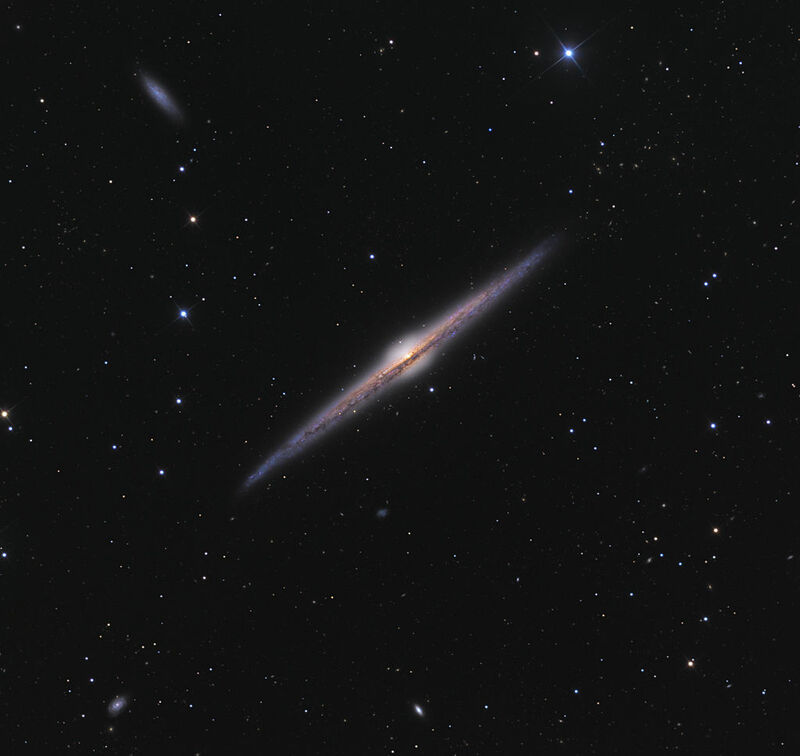 NGC 4565 é uma galáxia espiral a uma distância de 30-50 milhões de anos de luz na constelação Coma Berenices