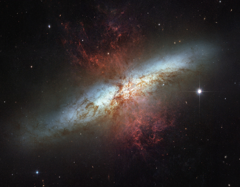 Para comemorar os 16 anos de sucesso do Telescópio Espacial Hubble, as duas agências espaciais envolvidas no projeto, a NASA e a Agência Espacial Europeia (ESA), estão divulgando esta imagem da magnífica galáxia starburst, Messier 82 (M82). Esta imagem em mosaico é a visão grande angular mais nítida já obtida da M82. A galáxia é notável por seu disco azul brilhante, teias de nuvens despedaçadas e plumas de hidrogênio brilhante saindo de suas regiões centrais.

Em todo o centro da galáxia, estrelas jovens estão nascendo 10 vezes mais rápido do que dentro de toda a nossa Via Láctea. A resultante enorme concentração de estrelas jovens esculpidas no gás e poeira no centro da galáxia. O feroz supervento galáctico gerado a partir dessas estrelas comprime gás suficiente para fazer mais milhões de estrelas.

Em M82, estrelas jovens são amontoadas em pequenos, mas massivos, aglomerados de estrelas. Estes, por sua vez, se reúnem às dezenas para fazer as manchas brilhantes, ou "aglomerados de estrelas", nas partes centrais da M82. Os aglomerados nos aglomerados só podem ser distinguidos nas imagens nítidas do Hubble. A maioria dos objetos brancos e pálidos espalhados ao redor do corpo de M82 que parecem estrelas difusas são, na verdade, aglomerados de estrelas individuais com cerca de 20 anos-luz de diâmetro e contêm até um milhão de estrelas.

A rápida taxa de formação de estrelas nesta galáxia eventualmente será autolimitada. Quando a formação de estrelas se torna muito vigorosa, consumirá ou destruirá o material necessário para fazer mais estrelas. A explosão estelar então diminuirá, provavelmente em algumas dezenas de milhões de anos.

Localizada a 12 milhões de anos-luz de distância, M82 aparece no alto do céu da primavera do norte na direção da constelação da Ursa Maior, a Ursa Maior. Também é chamada de "Galáxia do Charuto" por causa da forma elíptica produzida pela inclinação oblíqua de seu disco estrelado em relação à nossa linha de visão.

A observação foi feita em março de 2006, com o Wide Field Channel da Advanced Camera for Surveys. Os astrônomos montaram este mosaico composto de seis imagens combinando exposições tiradas com quatro filtros coloridos que capturam a luz das estrelas de comprimentos de onda visíveis e infravermelhos, bem como a luz dos filamentos de hidrogênio brilhantes.