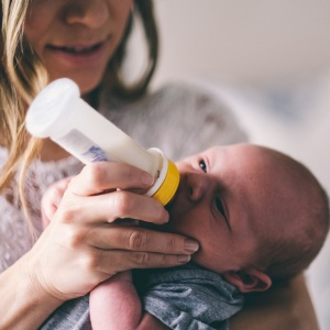 Leite materno ou fórmula infantil: será que isso influencia na composição dos microrganismos intestinais de bebês prematuros?