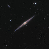 NGC 4565 é uma galáxia espiral a uma distância de 30-50 milhões de anos de luz na constelação Coma Berenices