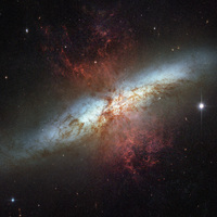 Para comemorar os 16 anos de sucesso do Telescópio Espacial Hubble, as duas agências espaciais envolvidas no projeto, a NASA e a Agência Espacial Europeia (ESA), estão divulgando esta imagem da magnífica galáxia starburst, Messier 82 (M82). Esta imagem em mosaico é a visão grande angular mais nítida já obtida da M82. A galáxia é notável por seu disco azul brilhante, teias de nuvens despedaçadas e plumas de hidrogênio brilhante saindo de suas regiões centrais.

Em todo o centro da galáxia, estrelas jovens estão nascendo 10 vezes mais rápido do que dentro de toda a nossa Via Láctea. A resultante enorme concentração de estrelas jovens esculpidas no gás e poeira no centro da galáxia. O feroz supervento galáctico gerado a partir dessas estrelas comprime gás suficiente para fazer mais milhões de estrelas.

Em M82, estrelas jovens são amontoadas em pequenos, mas massivos, aglomerados de estrelas. Estes, por sua vez, se reúnem às dezenas para fazer as manchas brilhantes, ou "aglomerados de estrelas", nas partes centrais da M82. Os aglomerados nos aglomerados só podem ser distinguidos nas imagens nítidas do Hubble. A maioria dos objetos brancos e pálidos espalhados ao redor do corpo de M82 que parecem estrelas difusas são, na verdade, aglomerados de estrelas individuais com cerca de 20 anos-luz de diâmetro e contêm até um milhão de estrelas.

A rápida taxa de formação de estrelas nesta galáxia eventualmente será autolimitada. Quando a formação de estrelas se torna muito vigorosa, consumirá ou destruirá o material necessário para fazer mais estrelas. A explosão estelar então diminuirá, provavelmente em algumas dezenas de milhões de anos.

Localizada a 12 milhões de anos-luz de distância, M82 aparece no alto do céu da primavera do norte na direção da constelação da Ursa Maior, a Ursa Maior. Também é chamada de "Galáxia do Charuto" por causa da forma elíptica produzida pela inclinação oblíqua de seu disco estrelado em relação à nossa linha de visão.

A observação foi feita em março de 2006, com o Wide Field Channel da Advanced Camera for Surveys. Os astrônomos montaram este mosaico composto de seis imagens combinando exposições tiradas com quatro filtros coloridos que capturam a luz das estrelas de comprimentos de onda visíveis e infravermelhos, bem como a luz dos filamentos de hidrogênio brilhantes.